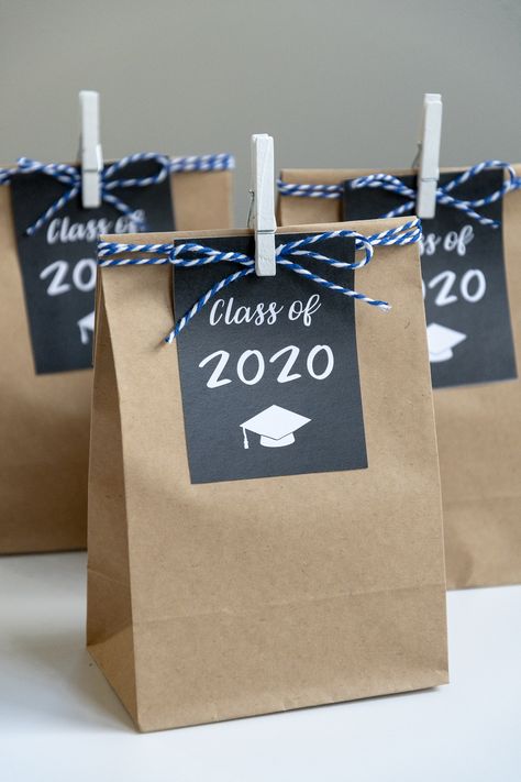 Easy Graduation Gifts, Unique Graduation Party Ideas, Boys High School Graduation Party, Graduation Gift Bags, Senior Graduation Gifts, Graduation Gifts For Guys, Graduation Party Gifts, Diy Graduation Gifts, Graduation Party High