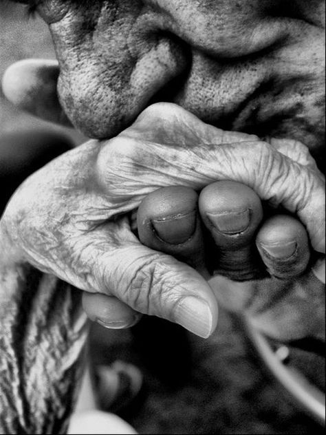 (elderly people in love beautiful black white photography)  http://relationshipadvisorblog.blogspot.com/ Old Couples, Foto Tips, Foto Art, The Kiss, Love Is, Jolie Photo, 인물 사진, Couples In Love, All You Need Is Love