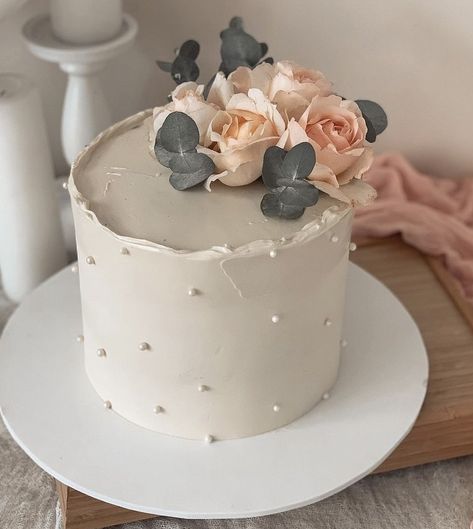 Simple Neutral Cake, Easy Elegant Cakes Decorating, Simple Cute Birthday Cake For Women, Classic Birthday Cake For Women, Small Cake Table Decor Birthday, Simple 70th Birthday Cake, Cake Classes Ideas, Minimalist Cake With Flowers, Minimal Flower Cake