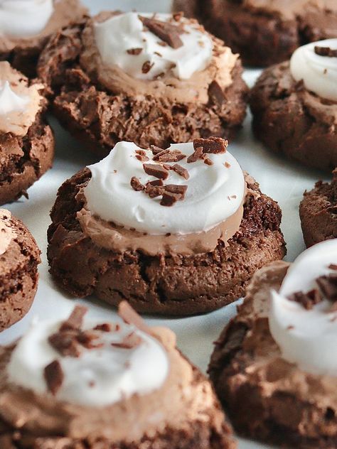 French Silk Pie Cookies French Silk Pie Cookies, Soft Chocolate Cookie, Crumble Cookie Recipe, Spoon Cookies, Crumble Cookie, French Silk Pie, Silk Pie, Apple Pie Cookies, Cookie Base