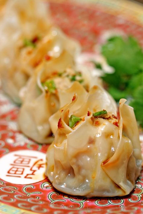 Shrimp-Pork-Shu-Mai with a homemade chili dipping sauce (Chinese pork and shrimp dumplings) #seafood #shellfish #dinner_recipes Pork Shumai, Shu Mai, Dim Sum Recipes, Pork Dumpling, Mapo Tofu, Chinese Dumplings, Wine Coolers, Wontons, Fusion Food