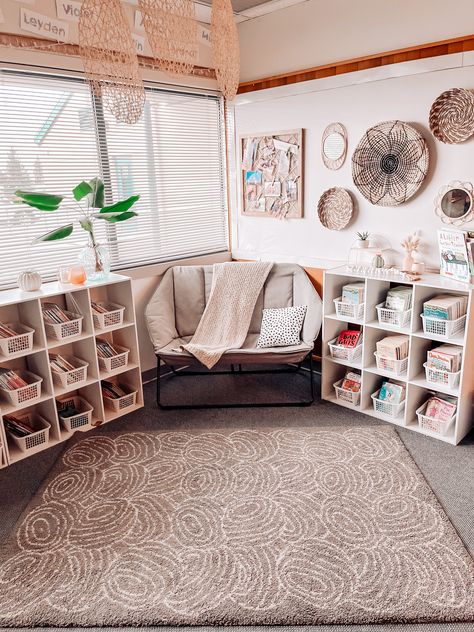 Classroom Comfy Corner, Old Classroom Makeover, Teacher Room Aesthetic, Afterschool Program Classroom Set Up, Teacher Office Decor Work Spaces, Simple Boho Classroom, Clean Classroom Aesthetic, Elementary Classroom Decor Boho, Aesthetic Classroom Decor Middle School