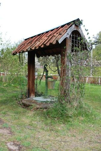 Rustic well pump Well House Cover Ideas Front Yards, Hand Pump Well Ideas, Water Well Cover Ideas Outdoor, Diy Well Cover, Water Well Design, Hand Pump Well, Old Water Pumps, Well House, Wishing Wells