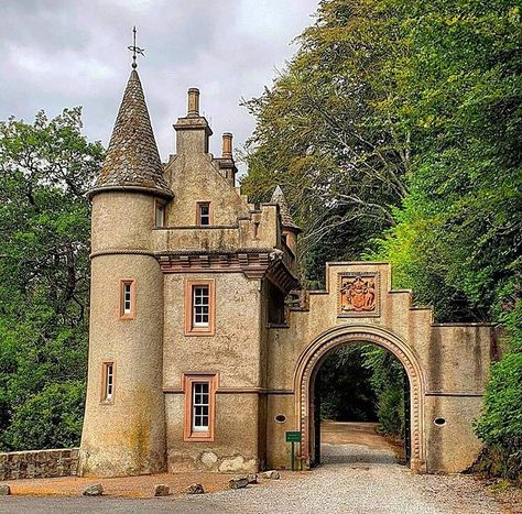 The Gate Lodge leading to Ballindalloch Castle. ▫️ Ballindalloch Castle itself has been the home of the Macpherson-Grant family since 1546.… Castle Front View, Heart Sunset, Tiny Castle, Old Castle, Witch Cottage, Castle Tower, Hogwarts Castle, Gate House, Castle House