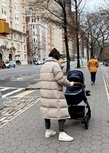 Oversized coat, winter outfit, winter outfits 2022, winter coat, puffer jacket, quilted coat, joggers, casual sneakers, casual sneakers outfit, stroller | @prettyinthepines, New York City Lifestyle Blog #winter #outfits #fashion Winter Outfits 2021, Shoes Outfit Ideas, Puffer Coat Outfit, Pretty In The Pines, Outfit Coat, Oversized Puffer Coat, Oversized Quilt, Sneakers Outfit Casual, City Lifestyle