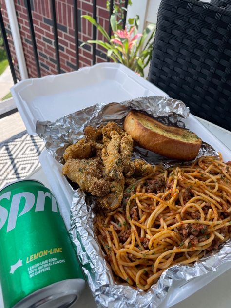 Catfish and spaghetti plate with garlic bread and a sprite Spaghetti And Catfish, Fried Catfish And Spaghetti, Catfish Breading Recipes, Fish And Spaghetti, Spaghetti Plate, Catfish Dinner, Easy Healthy Smoothies, Fried Catfish, Plate Ideas