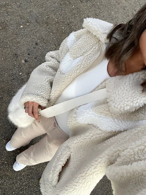 White Fuzzy Jacket, Fuzzy White Jacket Outfit, Sherpa Jacket Outfit Aesthetic, Cozy Winter Jackets, White Fluffy Sweater Outfit, Outfit With Fluffy Jacket, Outfit With Sherpa Jacket, White Fur Sweater Outfit, White Fluffy Jacket Outfit Winter