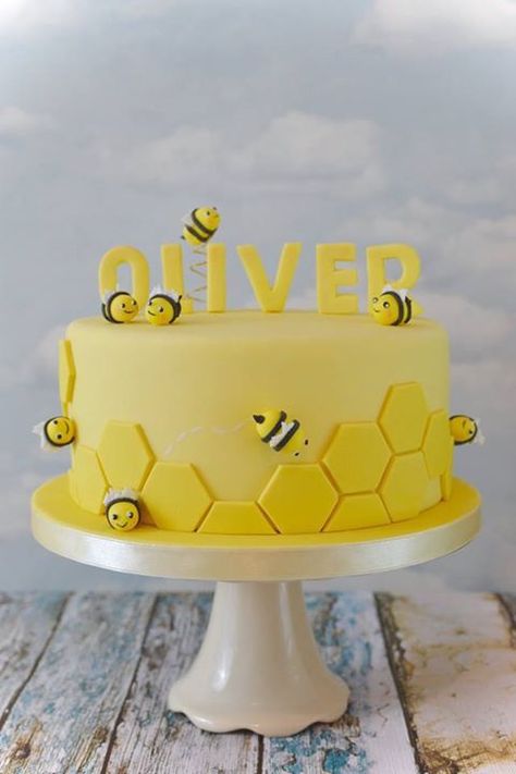 Sweet bumblebee birthday cake. Could easily be a baby shower cake too. Bee Birthday Cake, Bumble Bee Cake, Torte Creative, Bee Cake, Bumble Bee Birthday, Bee Cakes, Torte Cupcake, Bumble Bee Baby Shower, Design Cake