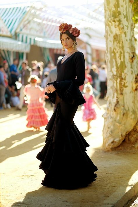 Spanish Costumes Women, Spanish Dress Style, Spanish Dress Flamenco, Spanish Dress, Spanish Woman, Flamenco Dress, Spanish Fashion, Galapagos Islands, Cooler Look