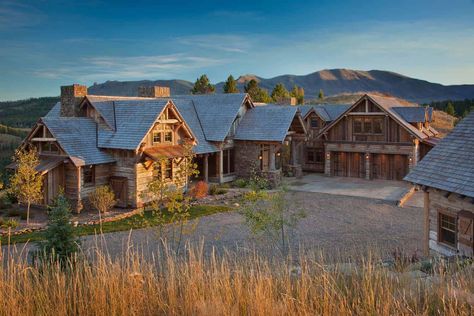 Rustic Ranch House Exterior, Montana Ranch House, Rustic Cabin Exterior, Colorado Mountain Homes, Ranch House Exterior, Montana Ranch, Montana Mountains, Canyon Ranch, Ranch Exterior