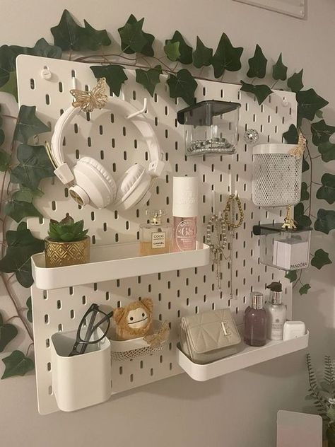 Minimalist Bedroom Desk Area, Dorm Organizing Ideas, Ikea Pin Board Aesthetic, Cute Bedroom Storage Ideas, Cool Dorm Decor, Ikea Pin Board Ideas, Cute Pegboard Ideas, Cute Boho Room Decor, Ikea Pinboard