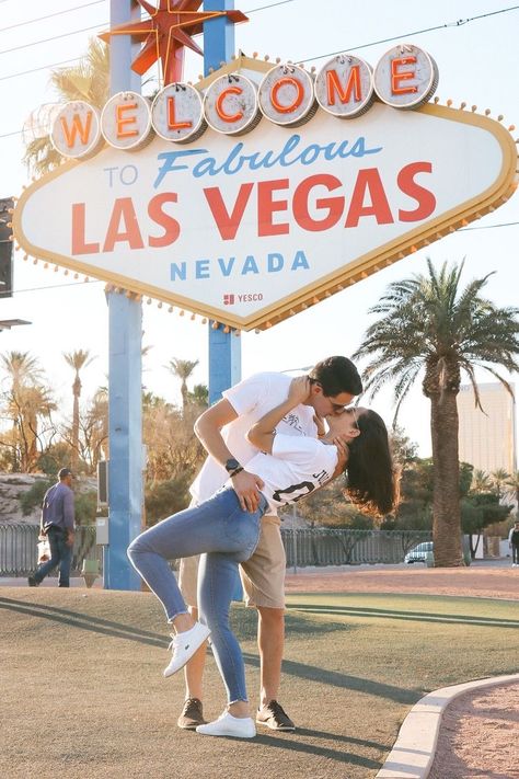 Las Vegas Couple Pictures, Las Vegas Sign Picture Ideas, Vegas Couple Pictures, Vegas Inspo Pics, Las Vegas Picture Ideas, Vegas Picture Ideas, Las Vegas Photoshoot, Vegas Pics, Vegas Pictures