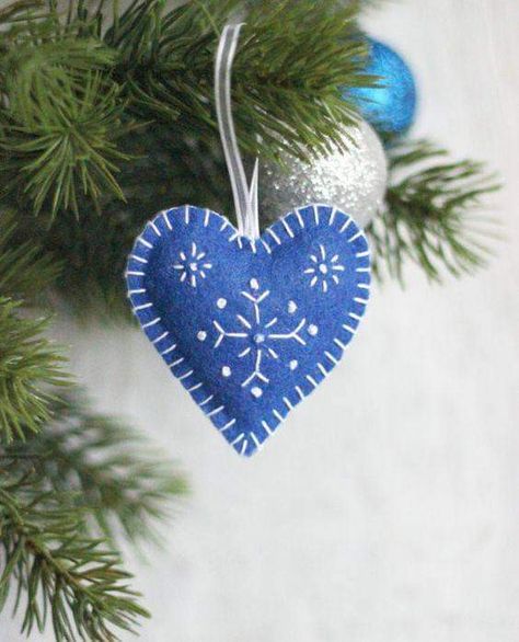 Mistletoe Decoration, Felt Mistletoe, Felt Snowflakes, Felt Ornaments Diy, Diy Felt Christmas Ornaments, Tree Heart, Heart Christmas Ornaments, Felt Crafts Christmas, Christmas Embroidery Patterns