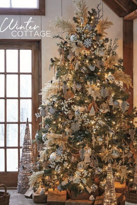 Christmas Tree Ideas 2022, Natural Christmas Tree, Woodland Tree, Christmas Destinations, Holiday 2022, Winter Cottage, Nap Mat, Gold Christmas Decorations, Cottage Christmas