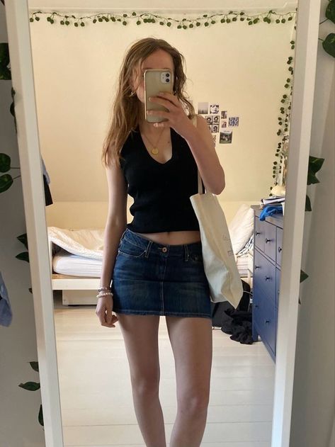 Mini Jeans Skirt Outfit, Black Mini Skirt Outfit Summer Casual, Y2k Outfits Mini Skirt, Low Waist Skirt Outfits, Ry Velasco, Mini Skirt Outfit Summer Casual, Mini Jean Skirt Outfit, Black Halter Top Outfit, Black Mini Skirt Outfit Summer