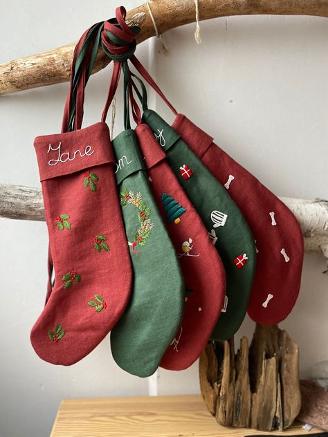 Cute Stockings Christmas Diy, Custom Stockings Christmas Diy, Embroidered Stockings Christmas Diy, Hand Embroidered Christmas Stocking, Hand Embroidered Stocking, Xmas Stockings Ideas, Embroidery Christmas Stocking, Dit Christmas, Christmas Stocking Embroidery