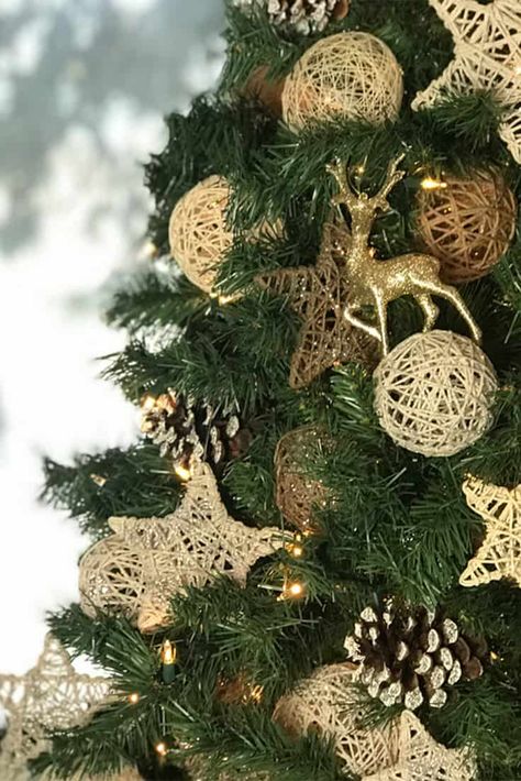 Twine Ball Ornaments, Boho 2023, Decoracion Navidad Diy, Twine Balls, Homemade Christmas Decorations, Christmas Tree Ideas, 2024 Christmas, Rustic Christmas Tree, Holiday Crafts Christmas