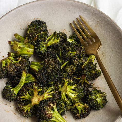 Crispy Air Fried Balsamic Garlic Broccoli - Avocado Skillet Best Broccoli Recipe, Delicious Side Dishes, Garlic Broccoli, How To Make Broccoli, Vegan Clean, Sausage And Peppers, Serious Eats, Broccoli Recipes, Cooked Vegetables