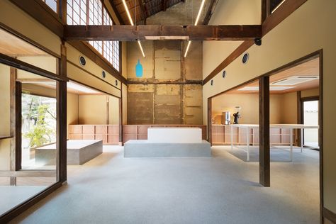 Gallery of Blue Bottle Coffee Kyoto Cafe / Jo Nagasaka / Schemata Architects - 23 Terrazzo Cafe, Terrazzo Counter, Machiya House, Diy Interior Doors, Traditional Japanese Architecture, Blue Bottle Coffee, Lighting Plan, Outdoor Cafe, Retro Interior