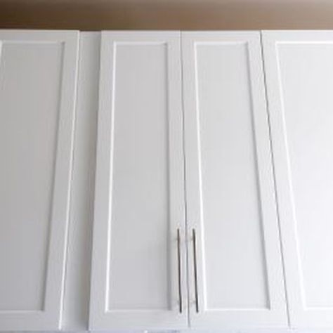 Painting laminate cabinets can make them look new. Wrapped Cabinets, Kitchen Cabinet Doors Makeover, Cabinet Door Makeover, Painting Laminate Cabinets, Flat Cabinets, Laminate Kitchen Cabinets, Update Kitchen Cabinets, Redo Cabinets, Painting Laminate