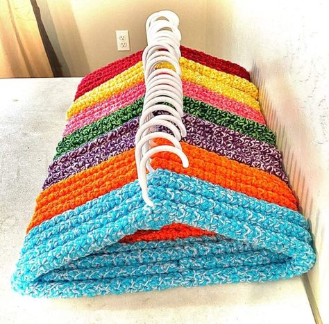 Roundup of #Crochet Coat Hanger Covers - patterns and inspiration - this one by stelcrochet Yarn Hangers Diy, Yarn Hangers, Coat Hanger Covers, Crochet Hangers, Hanger Covers, Crochet Sachet, Unique Crochet Patterns, Covered Coat Hangers, Non Slip Hangers