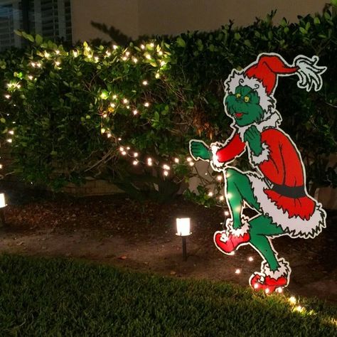 Grinch Stealing Christmas Lights, Grinch Stealing Lights, Grinch Christmas Lights, Christmas Lights On House, Peanuts Gang Christmas, Woodworking Plans Patterns, Grinch Trees, Wood Yard Art, Grinch Christmas Decorations