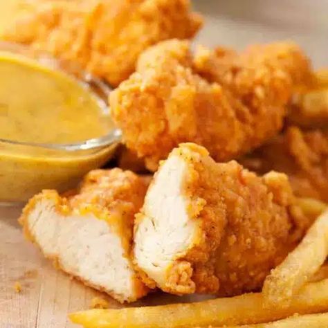 Zaxby’s Chicken Fingers Recipe : Copycat - BluntCook Raising Canes Chicken Recipe, Baked Chicken Tenderloins, Chicken Fingers Recipe, Canes Sauce, Chicken Finger Recipes, Canes Chicken, Chicken Strip Recipes, Easy Dip, Raising Canes