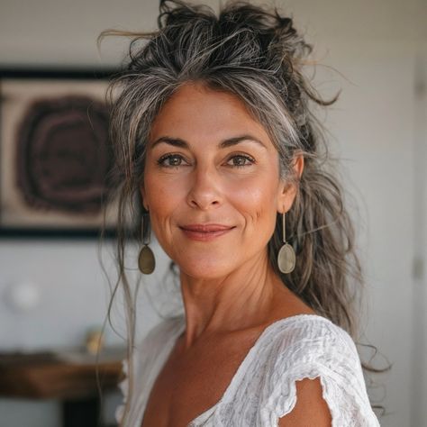 Best Woman Hairstyles, Beautiful Grey Hair, Long Curly Gray Hair Over 50 Curls, Gray Grow Out, Grey Hair Makeup Looks, Grey Hair Inspiration Aging Gracefully, Makeup For Grey Hair, Haircut Women Over 50, Tendrils Hair