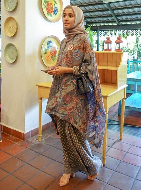 Ide Gaya OOTD Hijab dengan batik ala Laudya Cynthia Bella  #batik #indonesia #kainindonesia #hijabgaya #cantikbatik #batikhijab #hijabfashion #gayahijab #hijabbatik #idebatik #batikfashion Batik Dress Hijab, Batik Dress Modern Hijab, Dress Batik Hijab, Batik Fashion Hijab, Batik Kurung, Dress Batik Modern, Indonesian Clothing, Kondangan Outfit, Batik Dress Modern