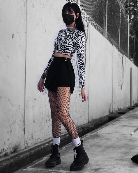 Corset Fashion Outfits, Pantyhose Fashion, Corset Fashion, Outfit Mujer, Rock Outfits, Black Pantyhose, White Socks, Aesthetic Dark, Kpop Fashion Outfits