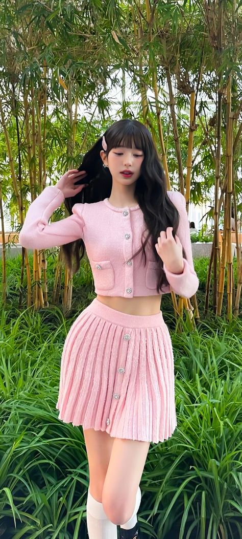 Wonyoung ive wallpaper Spring Outfits Teenage Girl, Wonyoung Pink Outfit, Wonyoung Fashion Style, Song Jia Wallpaper, Wonyoung Casual Outfit, Wonyoung Casual, Jang Wonyoung Outfit, Toddler Girl Spring Outfits, Wonyoung Ive Outfit