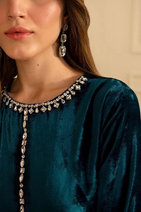 Karhai Dress Design, Tasal Designe For Kameez, Designer Party Wear Dresses Pakistan, Lulusar Dresses, Pakistani Casual Suits, Hand Work Embroidery Suits, Embroided Dresses, Diy Earrings Materials, Neckline Pattern