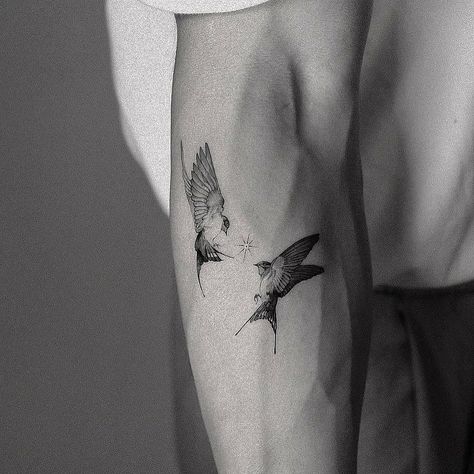 Tatuaje Studio Ghibli, Tattoo Birds, Sparrow Tattoo Design, Swallow Tattoo Design, Bird Tattoos Arm, Bird Tattoo Men, Vogel Tattoo, Simple Tattoos For Guys, Sparrow Tattoo