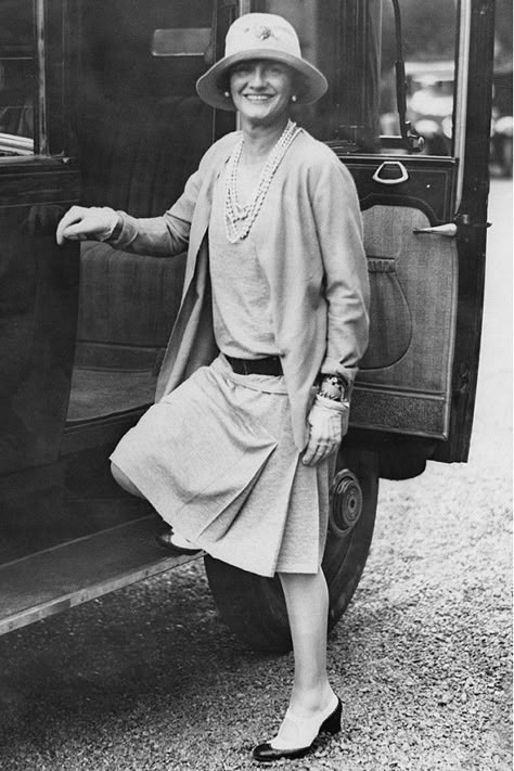 Coco Chanel à Biarritz en 1928 // Coco Chanel in the French seaside resort of Biarritz, 1928 Coco Chanel Birthday, Chanel Birthday, Daphne Guinness, Perfume Chanel, Chanel Quotes, Coco Chanel Quotes, Moda Chanel, Mode Chanel, Jeanne Lanvin