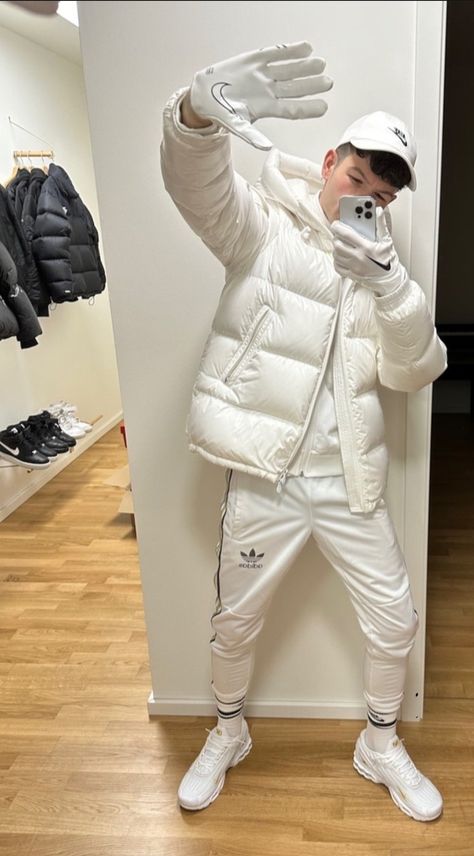 Buffer Jacket Outfit, Shiny Sportswear, Nike Gloves, Bubble Jacket Men, Fashion Souls, Bubble Jacket, Sport Clothes, Shiny Jacket, Street Style Outfits Men