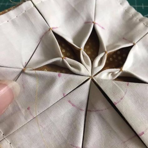 Origami Quilt Blocks, Origami Quilt, Smocking Patterns, Fabric Origami, Quilt Modernen, Folding Origami, Folded Fabric Ornaments, Fabric Christmas Ornaments Diy, Christmas Ornaments Diy