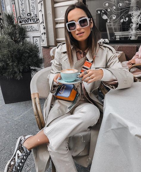 Coffee o’clock in Vilnius but looks like in Paris! ✨☕️ Marc Jacobs Bag Outfit Street Styles, Marc Jacobs Bag Outfit, Bag Street Style, Marc Jacobs Snapshot Bag, Snapshot Bag, Marc Jacobs Logo, Street Style Fall Winter, Street Style Bags, Jeans Street Style