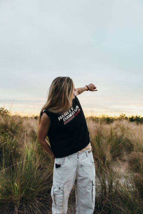 Harley Davidson shirt
Cargo pants
White pants
Beach pics
Picture ideas
Beach
Sunset picture Masc Outfit Ideas For Women, Masc Pride Outfit Ideas, Selena Galloway, Summer Outfits Masculine Women, Masc Beach Outfits, Tomboy Beach Outfits, Summer Masc Outfits, Tomboy Summer Outfits, Gay Girl Outfits