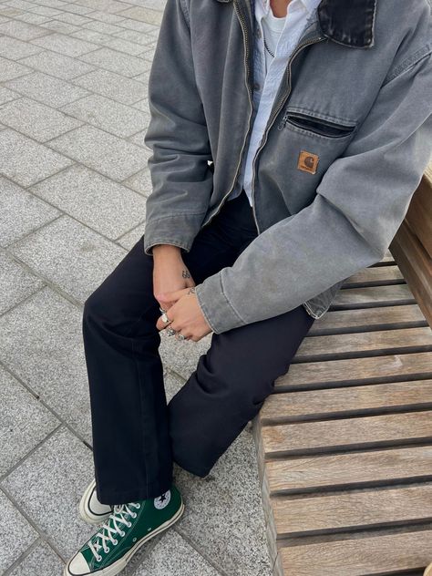 Carhartt Street Style, Chuck Taylors Outfit Men, Carhartt Converse, Converse Carhartt, Carhartt Jacket Outfit, Layered Outfits, Vintage Carhartt Jacket, Stylish Boy, Minimalist Street Style