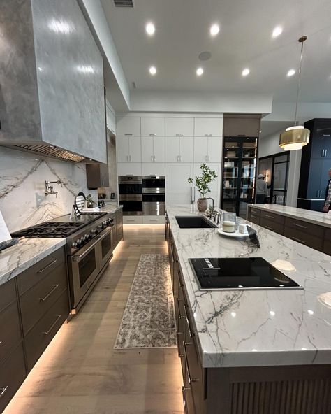 Chase your dreams like it's the last bus of the night! 🌌🏃‍♂️ Keep your head up, feet moving, and vibes positive! 💫✨ It’s better than the alternative. I’m rooting for you! 📣 Wow! I would love to have this accessory kitchen in my home. The floor lighting too!😊 Would you like an accessory kitchen in your home? If you already have one I’m interested in knowing how you like it. Comment below. 👇 Build: @anderson_custom_homes Featured: @stgeorgeparadeofhomes Photos: @utahhomeslaura . . . .... Australian Luxury Homes, Modern Suburban Kitchen, Unique Features In Homes, Real Estate Homes, Big Dream Kitchen, Luxurious Kitchen Modern, Moving Into A New House Aesthetic, Big House Aesthetic, Modern Mansion Kitchen