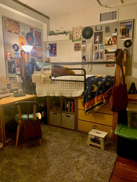 Fit Dorm Room, Art Student Dorm Room, Mid Century Modern Dorm Room, 70s Dorm Room Ideas, Split Dorm Room Ideas, Dorm Room Inspo Maximalist, Artsy College Dorm, Wku Dorm Room Ideas, Aesthetic Collage Dorm Room Ideas