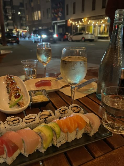 Sushi And Wine, Wine Girls Night, Night City Life, Dinner Sushi, Dinner Date Aesthetic, Tapas Dinner, Sushi Dinner, Late Night Dinner, Date Night Dinners