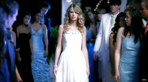 In the "You Belong with Me" music video (2009) Foto Taylor Swift, Taylor Swift Dancing, Taylor Swift Youtube, Taylor Swift Costume, Fearless Tv, Me Taylor Swift, Taylor Swift Music Videos, Taylor Swift Images, Eras Tour Outfit Ideas