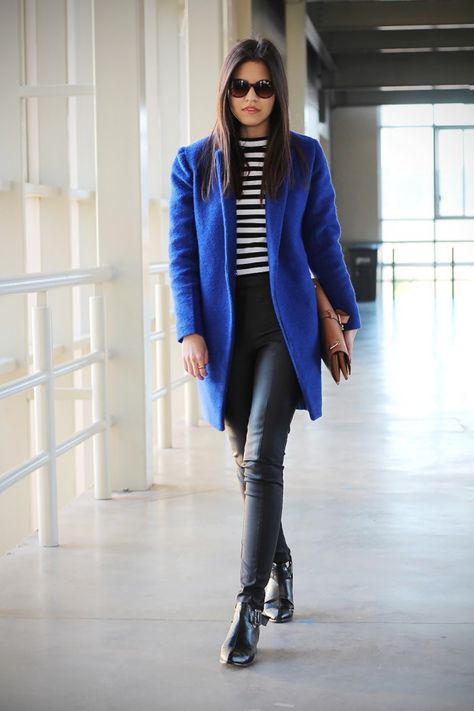 Inspiration for This Week: 20 Popular Street Style Combinations Royal Blue Coat Outfit, Blue Coat Outfit, Coat Outfit Ideas, Royal Blue Coat, Jacket Outfit Ideas, Royal Blue Cardigan, Royal Blue Jacket, Neon Prom Dresses, Royal Blue Blazers