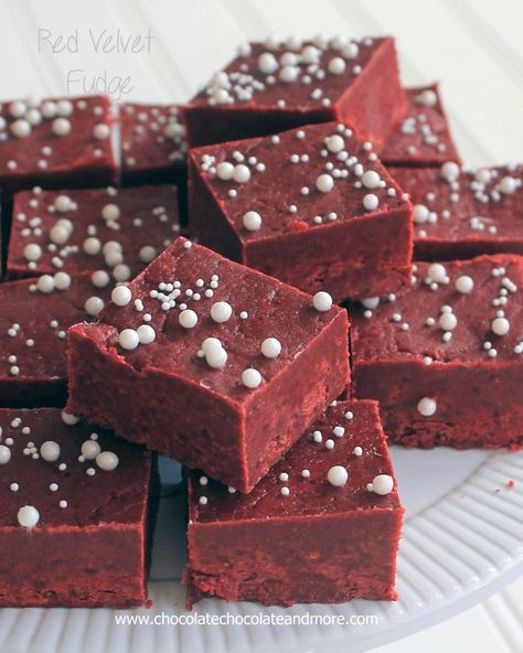 Red Velvet Cake Batter Fudge-so easy to make and even better to eat! Biscotti Chocolate, Velvet Fudge, Red Velvet Fudge, Easy Red Velvet Cake, Cake Batter Fudge, Chocolate Biscotti, Candy Fudge, Easy Chocolate Fudge, Christmas Fudge