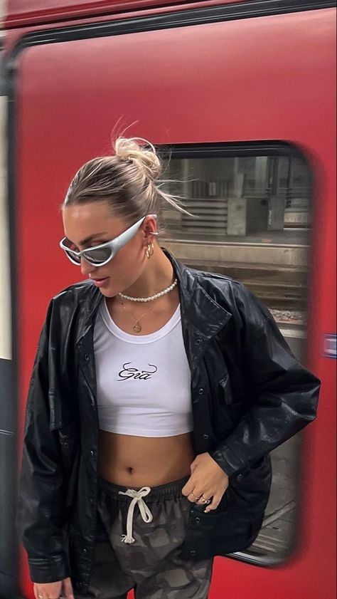 Balenciaga Glasses Outfit, Balenciaga Sunglasses Aesthetic, Balenciaga Sunglasses 2022, Balenciaga Sunglasses Outfit, Vintage Sunglasses Outfit, Sunglasses Outfit Aesthetic, Train Station Outfit, Poses With Sunglasses, Sunglasses Aesthetic Outfit