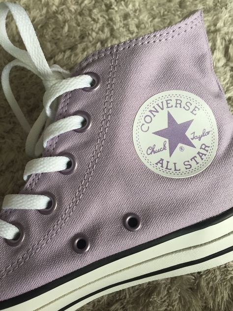 Converse Lila, Lilac Converse Outfit, Converse Lilac, Pretty Converse, Lilac Converse, Lavender Converse, Color Arrangement, Converse Collection, Converse Aesthetic