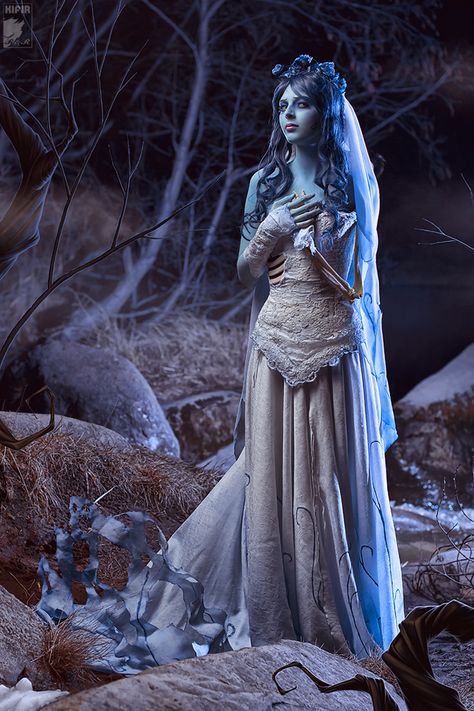 Always waiting for someone... by Rei-Doll.deviantart.com on @DeviantArt Emily Corpse Bride, Corpse Bride Costume, Movie Pins, Bride Costume, Diy Kostüm, Haunted Halloween, Bride Photoshoot, Easy Costumes, Corpse Bride