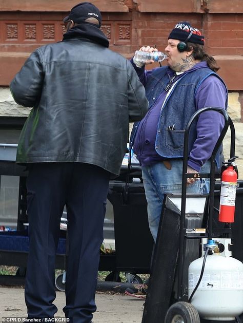 Jeremy Allen White enjoys a cigarette break as he joins co-stars Ebon Moss-Bachrach and Matty Matheson while filming The Bear season 3 in Chicago Check more at https://maholicious.com/jeremy-allen-white-enjoys-a-cigarette-break-as-he-joins-co-stars-ebon-moss-bachrach-and-matty-matheson-while-filming-the-bear-season-3-in-chicago/ Marty Matheson Style, Matty Matheson Style, Matty Matheson, Wonder Woman Tattoo, Woman Tattoo, Allen White, Jeremy Allen White, Nice Clothes, Streetwear Men