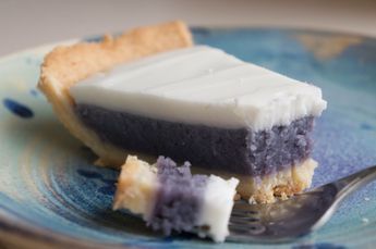 Hawaiian Okinawan Taro Pie with Haupia Topping. This is where the Paradise Pie from Bob Chinn's comes from!!!!!! Potato Dessert Recipes, Hawaiian Cafe, Hawaii Desserts, Sweet Potato Dessert Recipes, Haupia Pie, Okinawan Sweet Potato, Sweet Potato Dessert, Kuih Lapis, Hawaiian Desserts